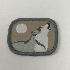 Badge LOUP QUI HURLE petit