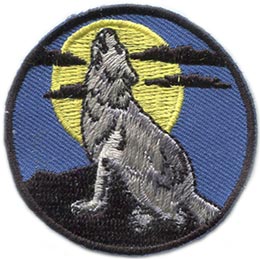 Badge de camp loup hurlant rond