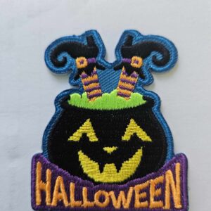 Badge Halloween pieds de sorcière et chaudron