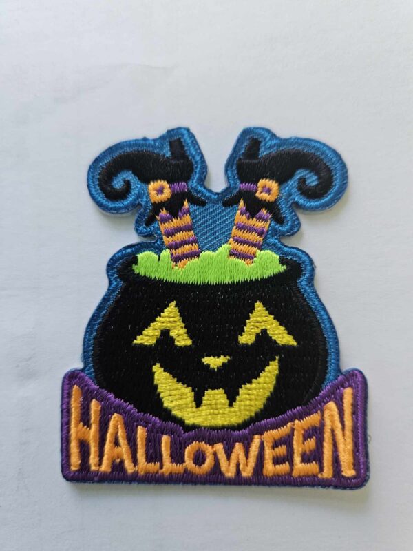 Badge Halloween pieds de sorcière et chaudron